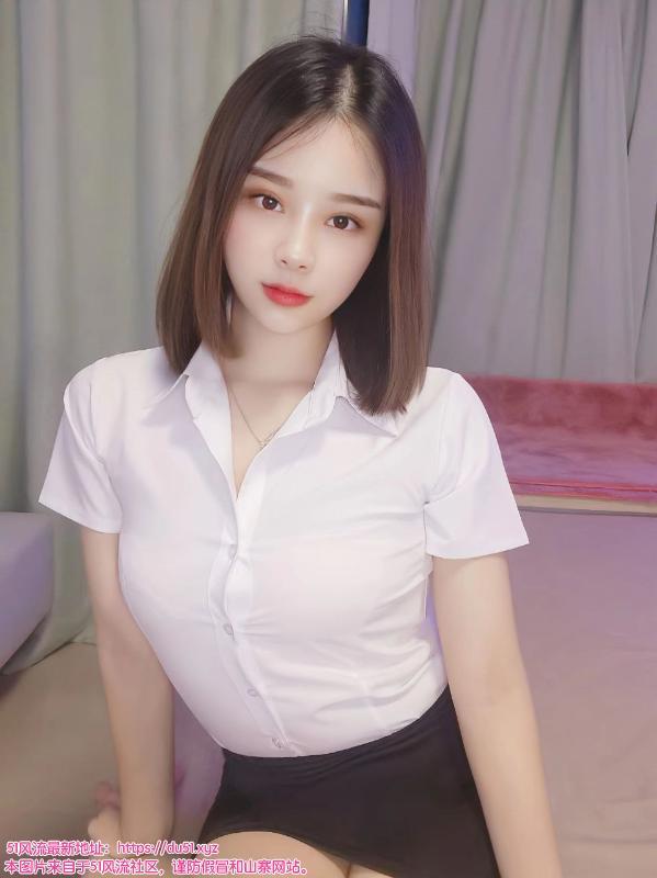 出击清纯制服小姐姐