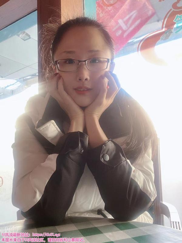 河北区清纯眼镜美女