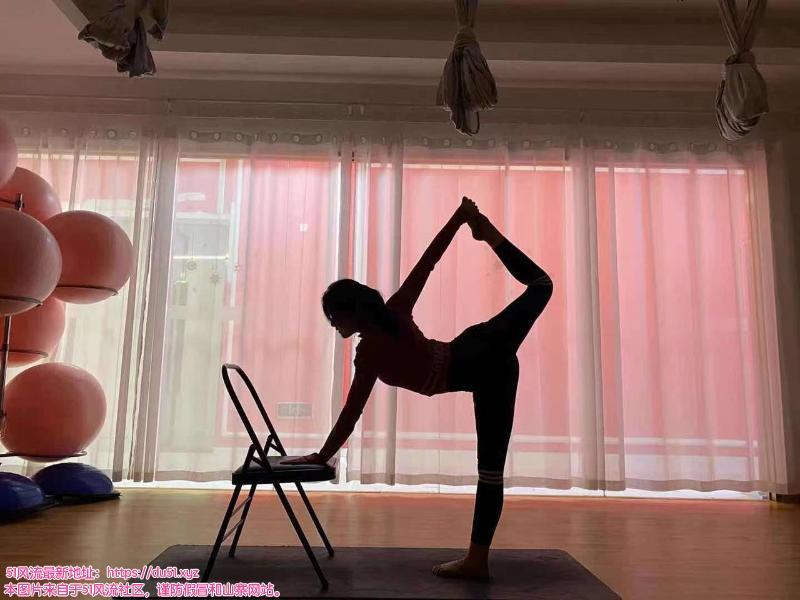 佛系性感瑜伽妹子