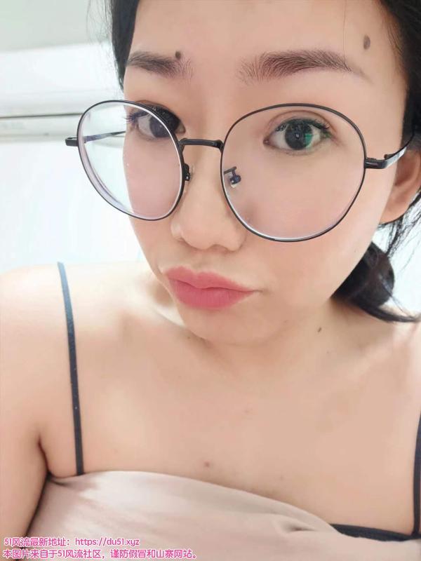 戴眼镜的小姐姐烟火