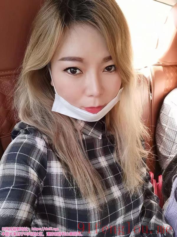 宝山潘广路地铁站小月