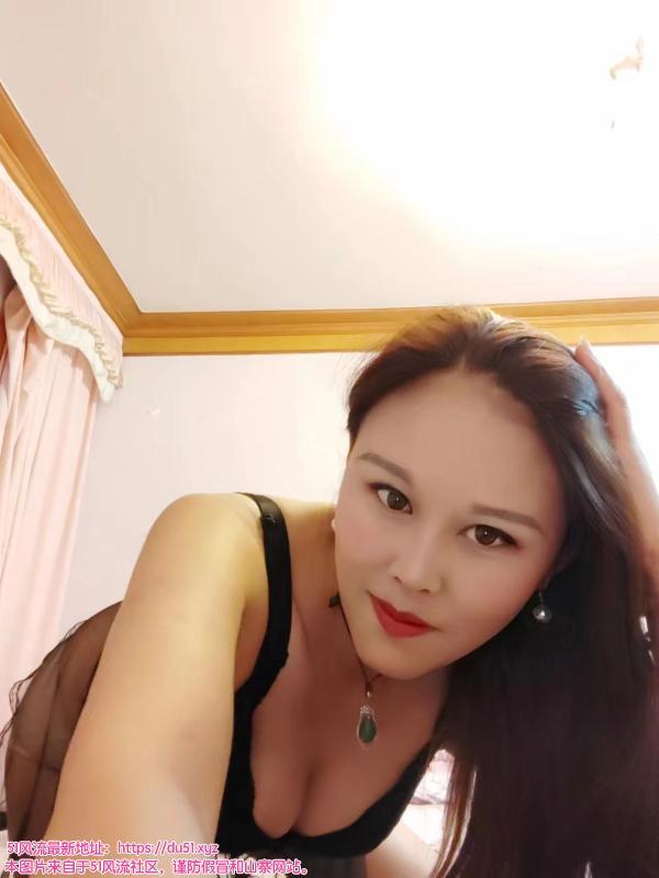 双飞宝山轻少妇