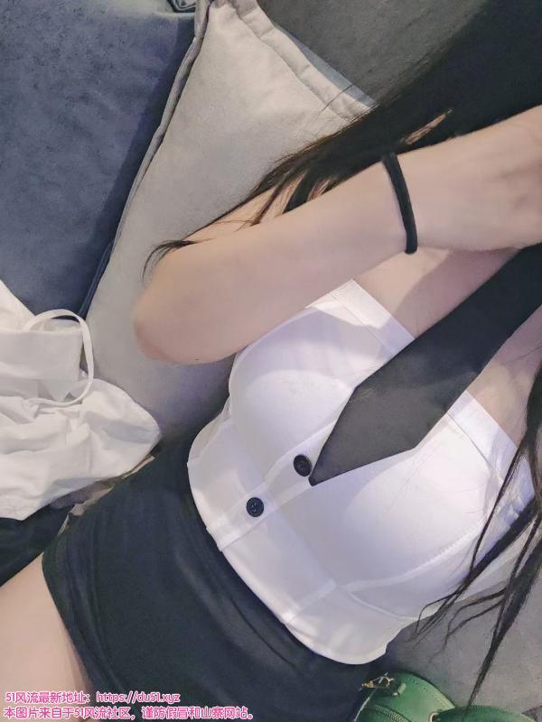 宏江长腿大胸骚女