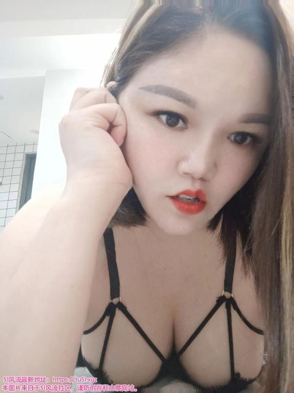 宝安翻身站巨乳骚妹