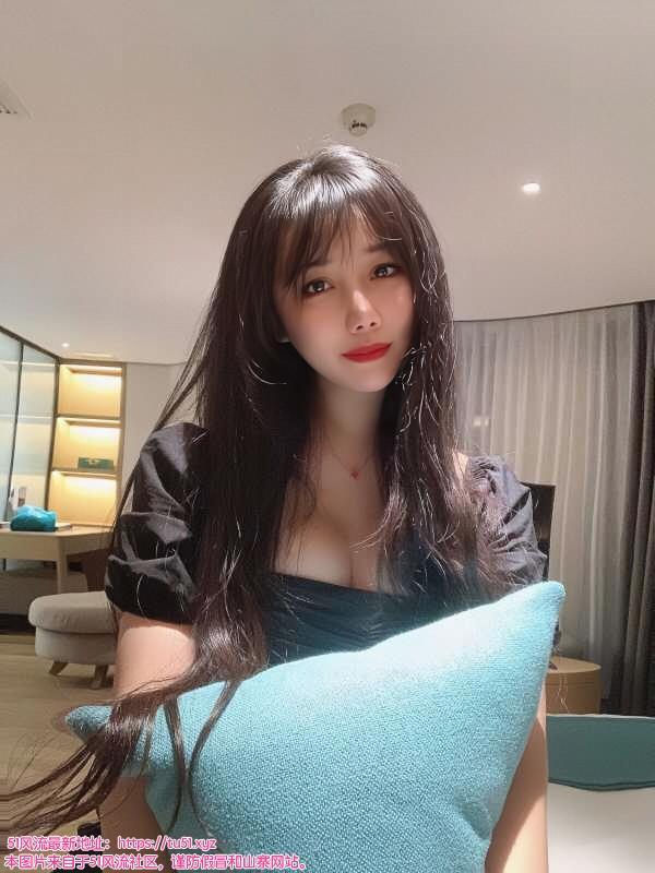 身材丰满的小姐姐