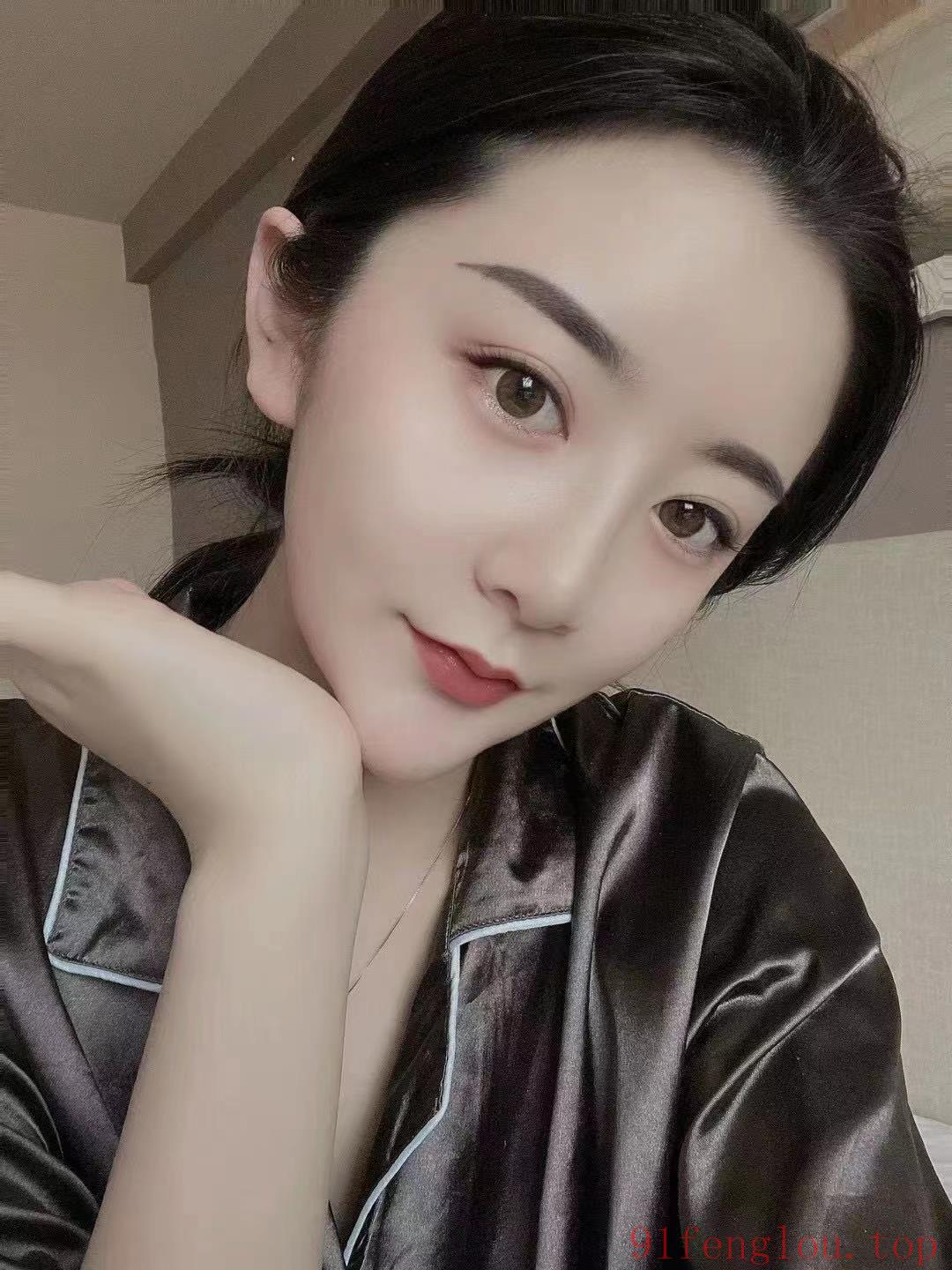 清纯水嫩的小美女 胸大 屁股大 三点粉