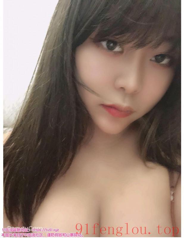 高新大胸乖巧妹子