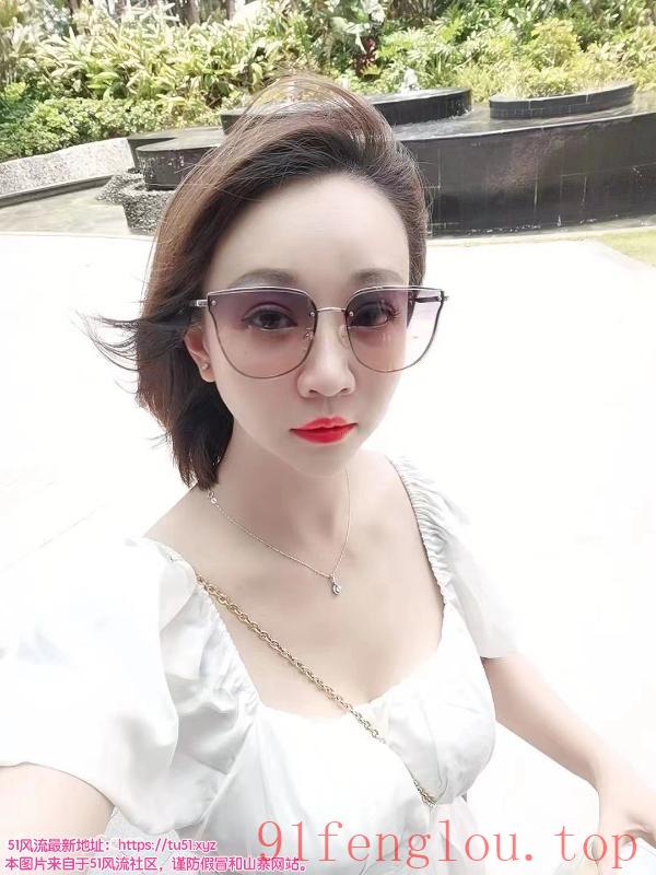 身材好服务多的短发妹