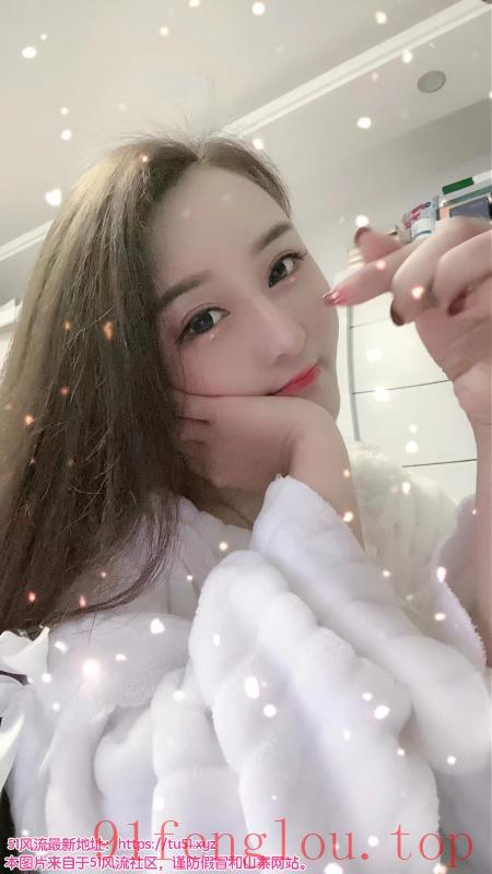 清纯美女胸真挺