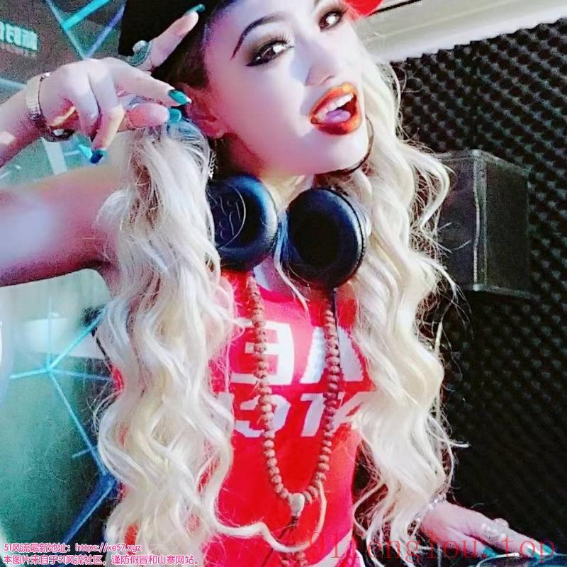 国庆激情跳舞金发女