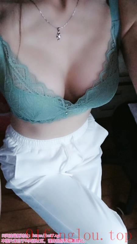 南坪高挑大胸美女