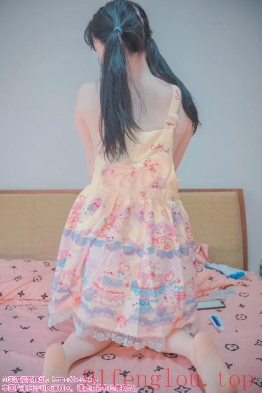 制服特多小草莓