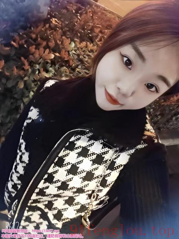 金牛粉色车头灯