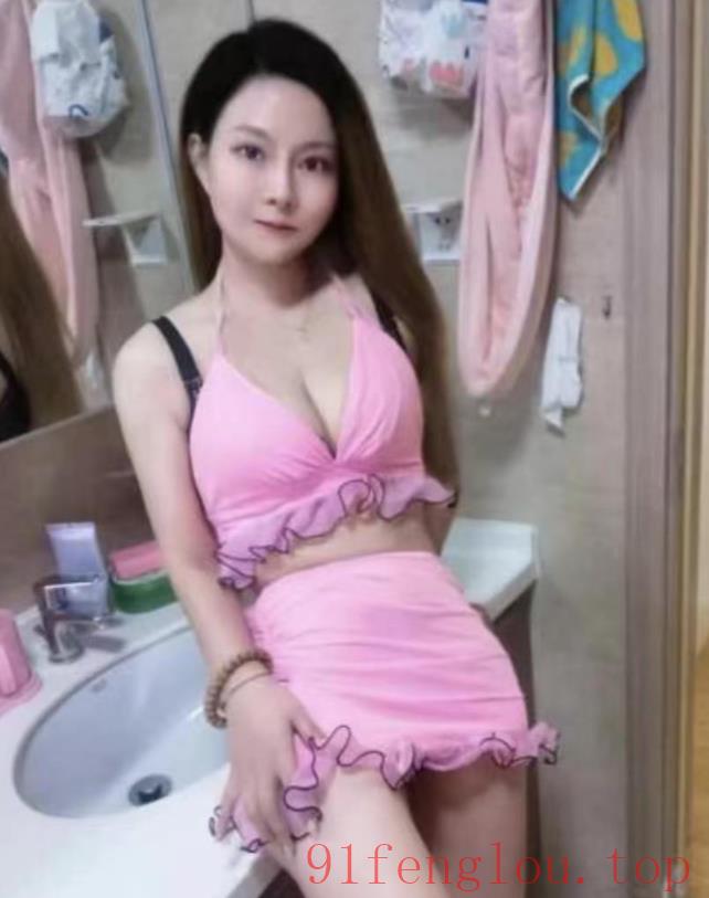 黑丝蜜桃臀骚甜心