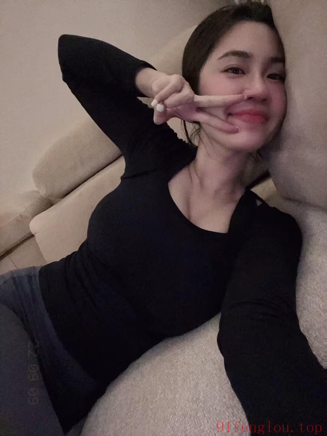 百子湾170F罩杯的开裆裤小姐姐