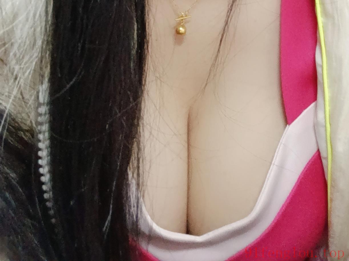 不但长得漂亮且胸大的妹子