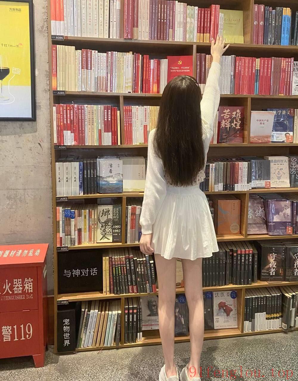 粉嫩穴美腿翘臀刚做不久水多