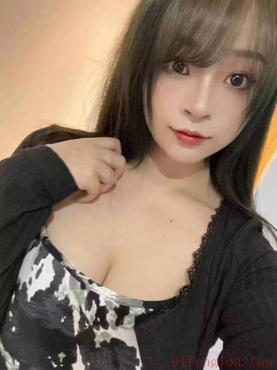 蜜桃刚成熟嫩的出水的妹子