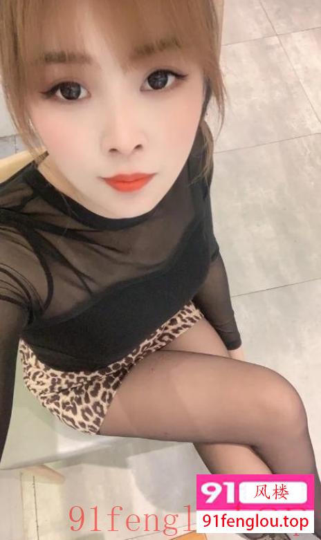 豹纹黑丝小少妇