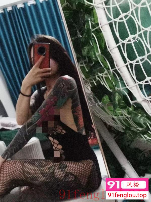 身材不错的纹身妹