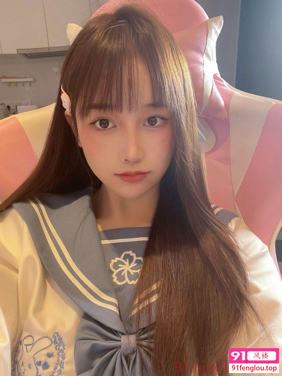 可盐可甜的电竞学生妹