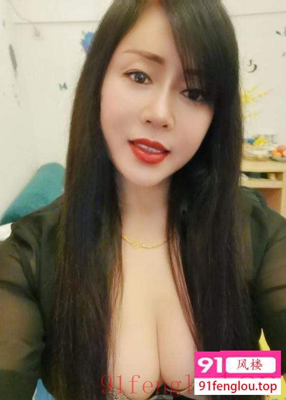 黑丝诱人丰满少妇