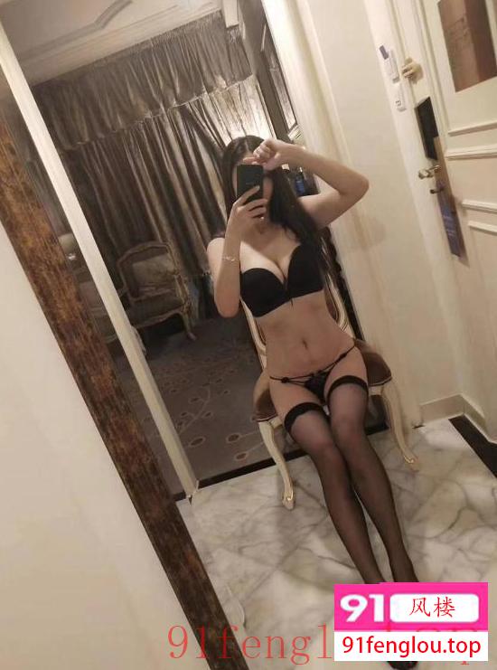 白嫩大波风骚妹子