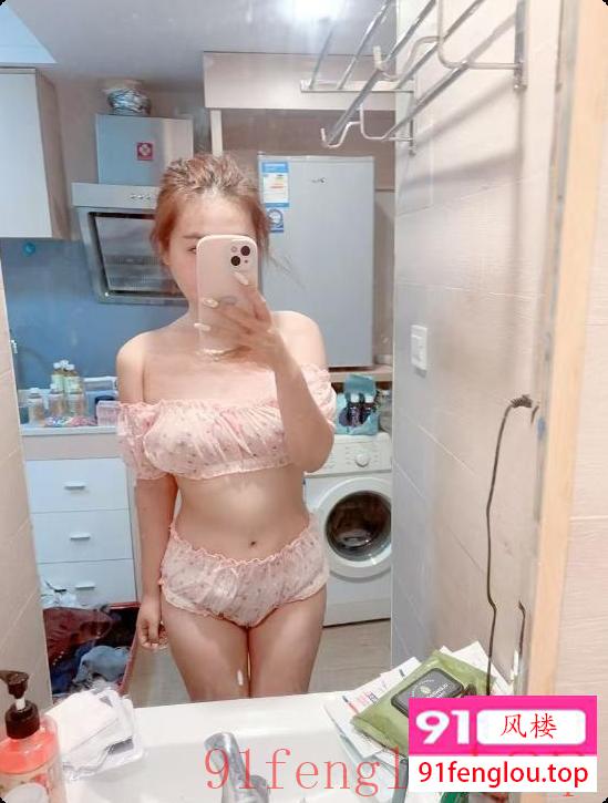 粉嫩美乳白虎妹